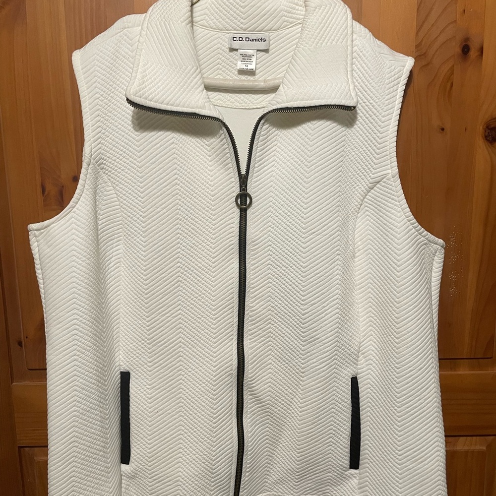 C.D. Daniels Women's White V-Neck Sweater Vest